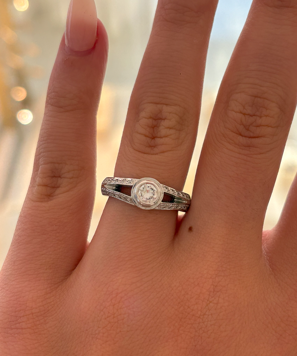 Round Bezel & Diamond Band