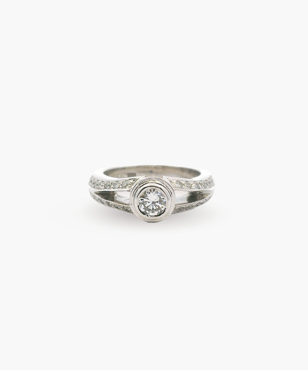 Round Bezel & Diamond Band