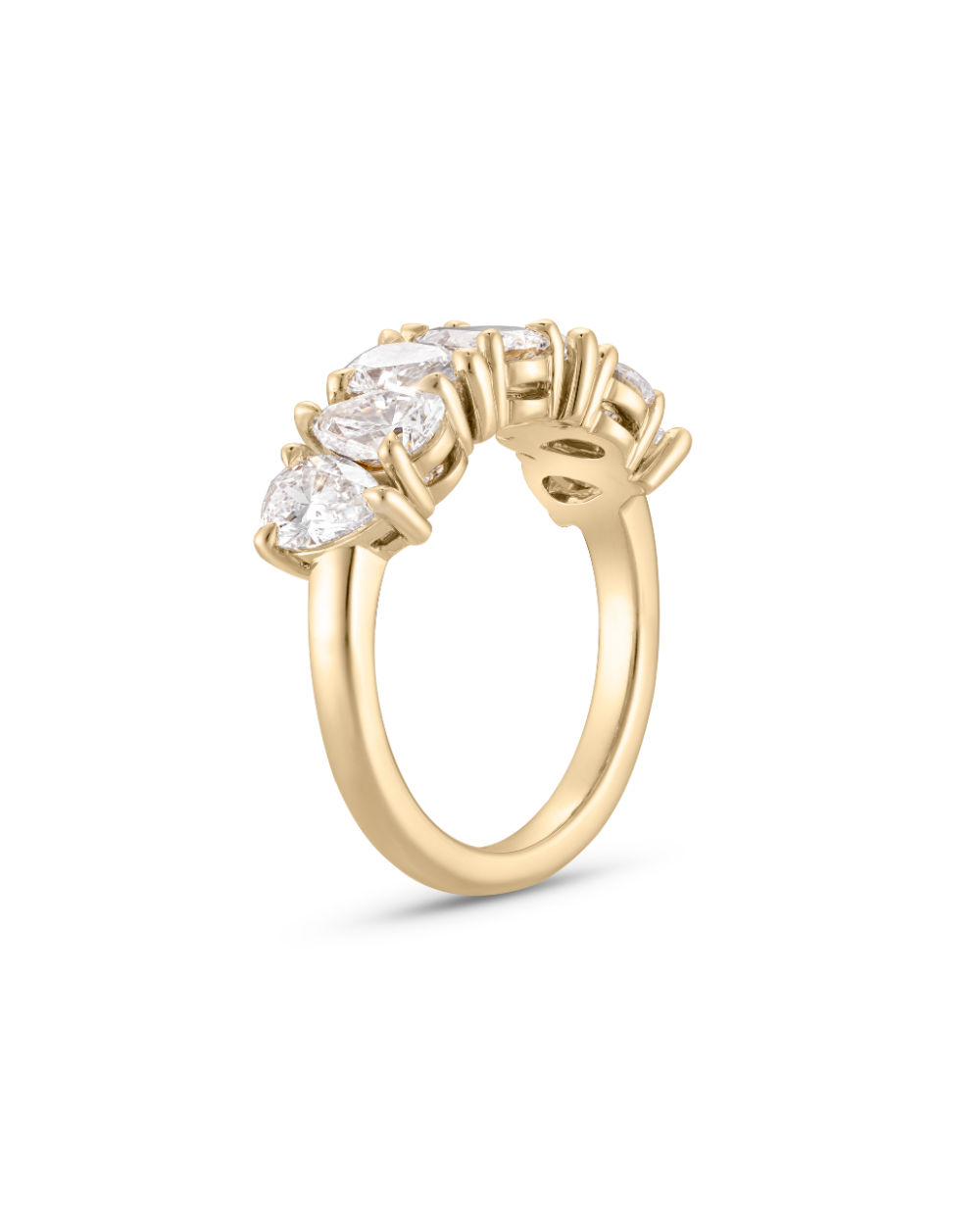 Side profile of pear cut diamond claw setting